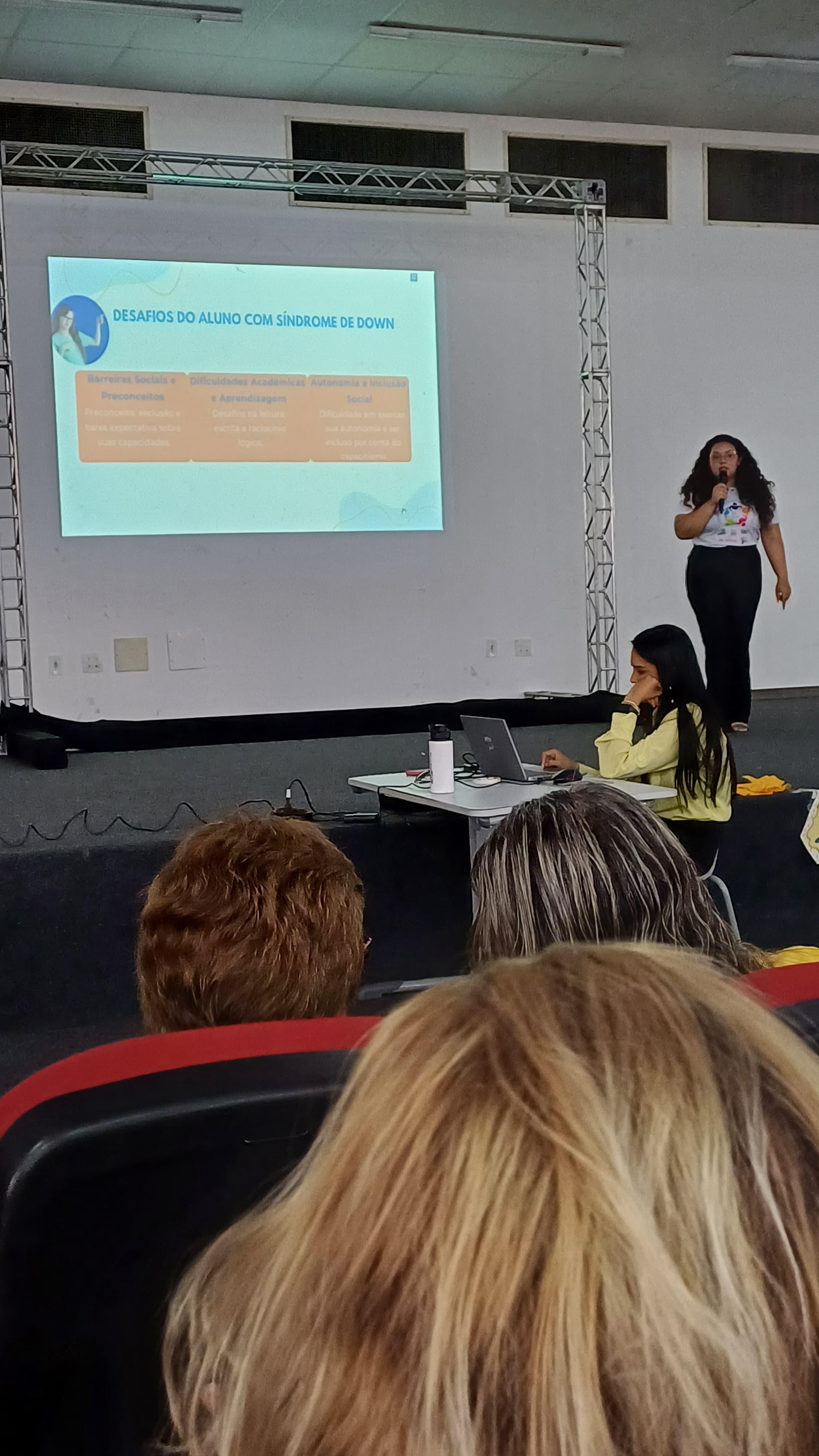 Alana Lima — apresentação sobre Desafios do Aluno com Síndrome de Down