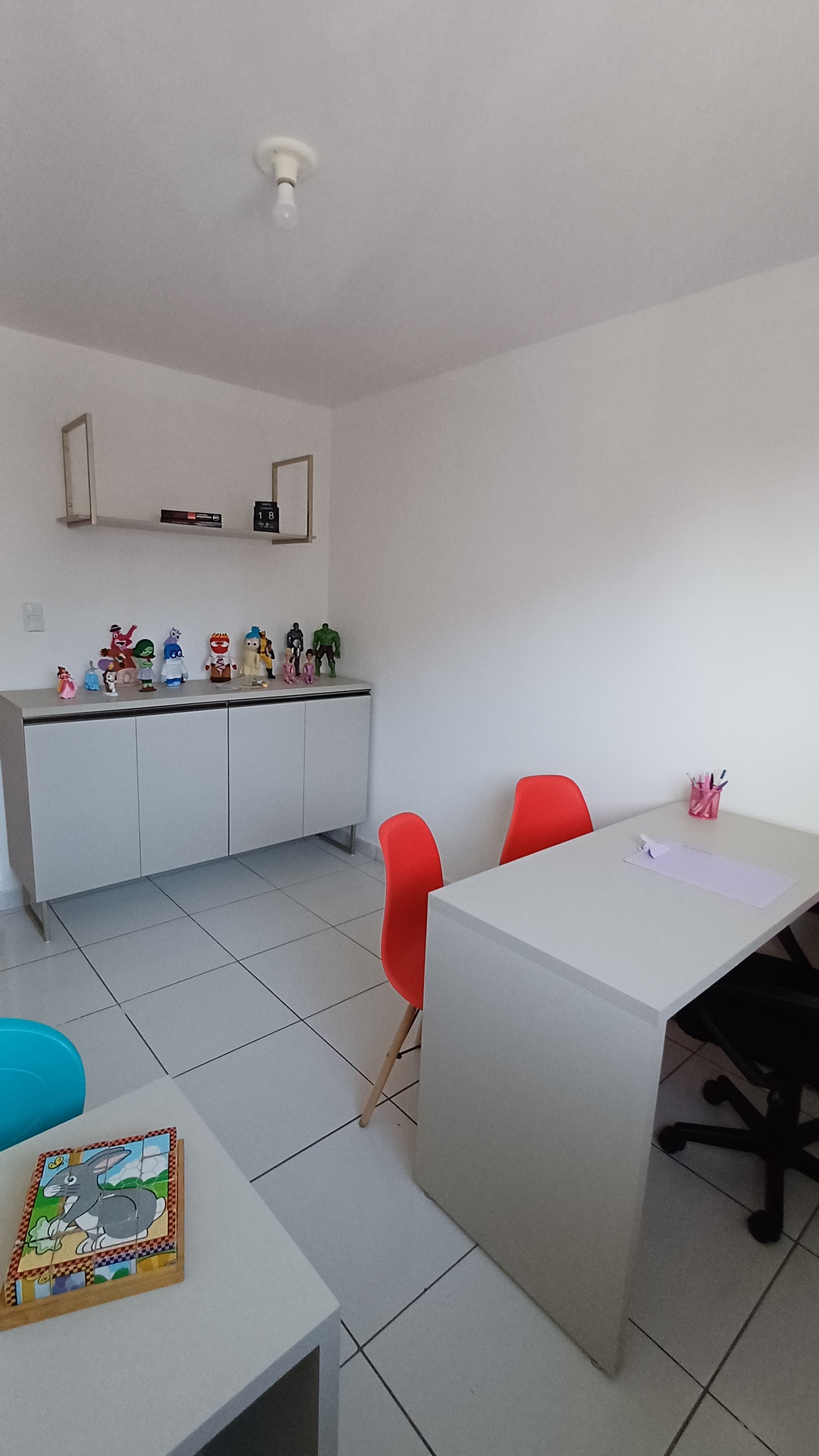 Sala de atendimento com materiais pedagógicos