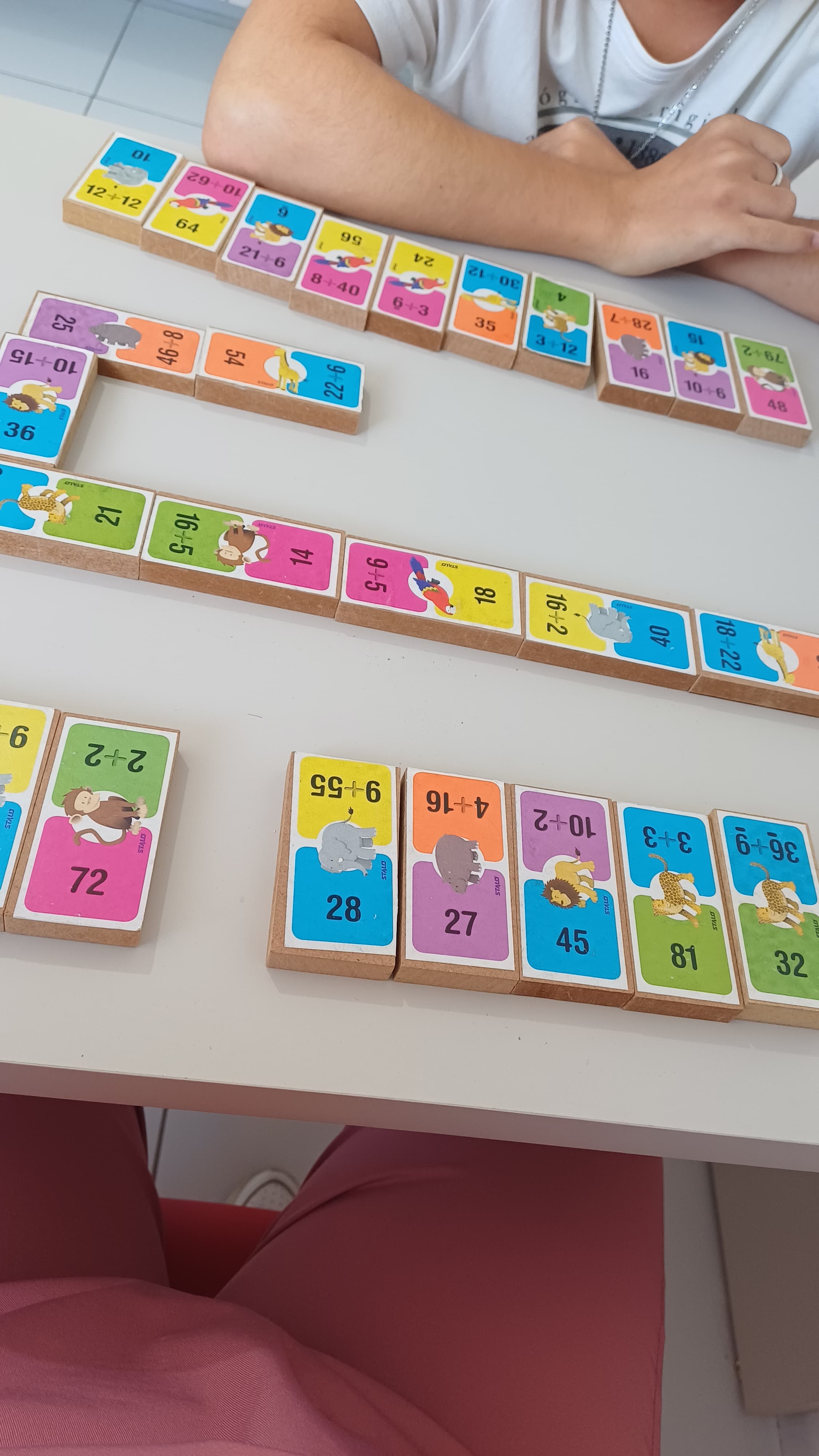 Atividade pedagógica com dominó de números